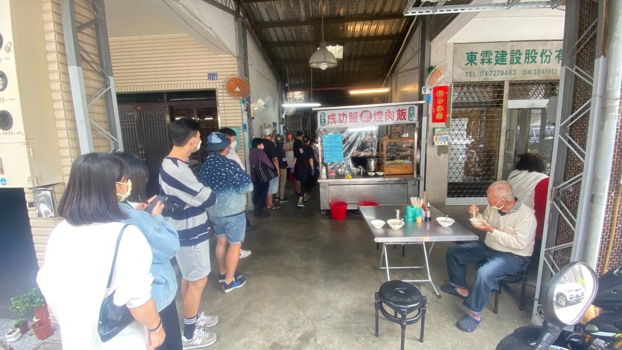 因整修內部暫停營業兩周的彰化排隊名店阿泉焢肉飯，今天上午恢復營業，顧客大排長龍。記者劉明岩／攝影 