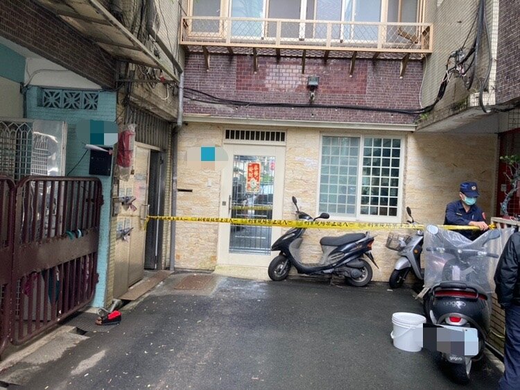 新北市新店區今天下午傳出墜樓命案，一名7旬婦人從住宅高處墜下，送醫不治。記者翁至成／攝影 