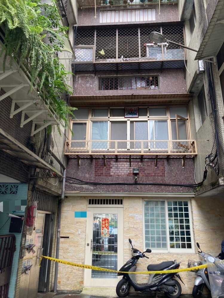 新北市新店區今天下午傳出墜樓命案，一名7旬婦人從住宅高處墜下，送醫不治。記者翁至成／攝影 