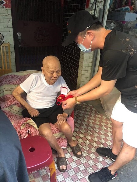 黃明和里長關懷廣新里長者。圖／取自「黃明和」臉書


