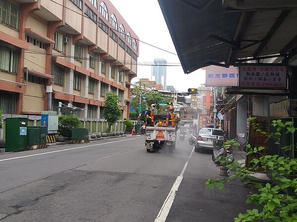 消毒人員穿梭廣新里。圖／取自「黃明和」臉書

