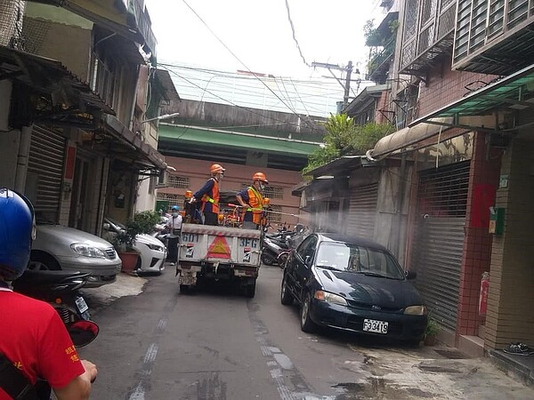 黃明和里長一起進行里區重點消毒。圖／取自「黃明和」臉書

