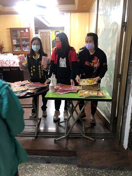 黃明和里長發送元宵節燈籠。圖／取自「黃明和」臉書

