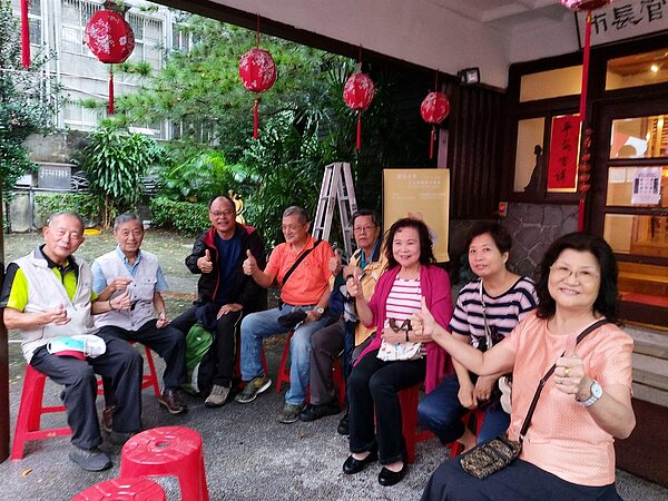 李世宗里長舉辦重陽節活動關里內長者。圖／東門里里長李世宗提供