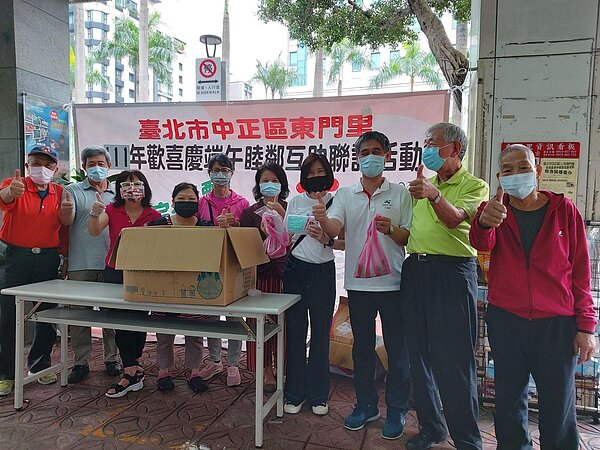 因疫情影響里長改變活動方式，與里民歡慶佳節。圖／東門里里長李世宗提供