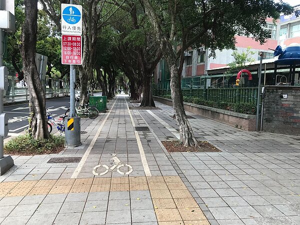 李世宗為減少對學生的影響，將地磚翻新工程分為兩年。圖／東門里里長李世宗提供