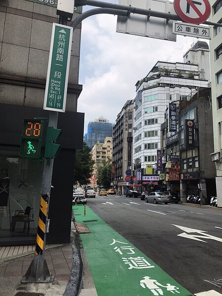 李世宗為保護里民的安全爭取設置人行專用道。圖／東門里里長李世宗提供