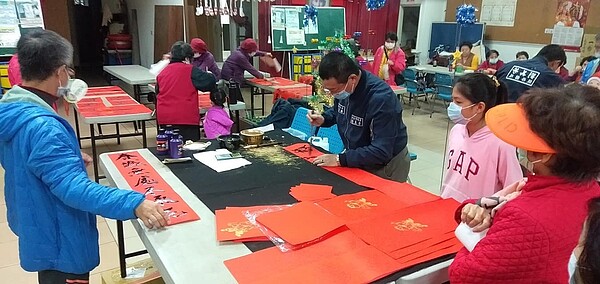 港尾里沈志謙里長發送春聯。圖／取自「沈信宗」臉書
 
