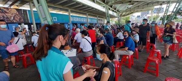 試院里的里民依照規定注射新冠疫苗。圖／取自台北市鄰里服務網
