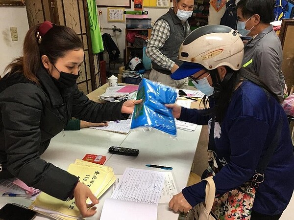 試院里發放垃圾袋給里民。圖／取自台北市鄰里服務網
