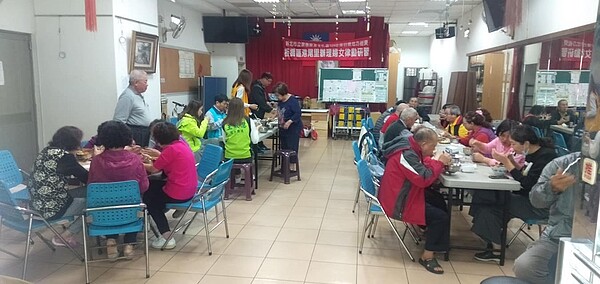 港尾里共餐活動。圖/取自「沈信宗」臉書