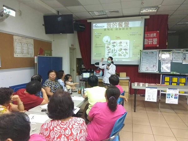 港尾里銀髮俱樂部關懷據點健康講座。圖/取自「沈信宗」臉書