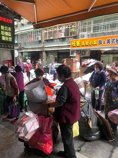 廣新里黃金資源回收日。圖／取自「黃明和」臉書

