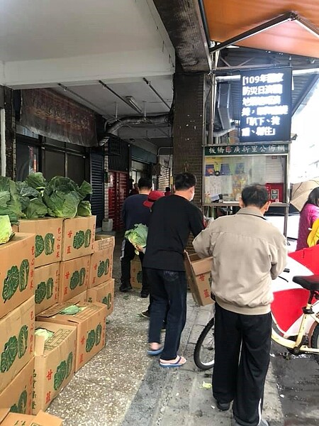 黃明和里長發送高麗菜。圖／取自「黃明和」臉書

