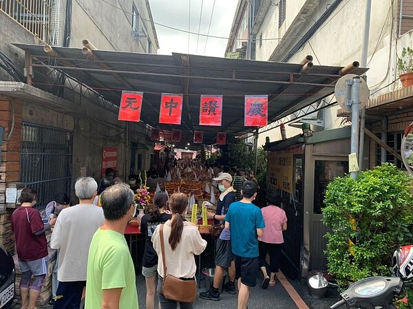 新民里中元普渡祈福法會。圖／取自「板橋區新民里大會堂」臉書

