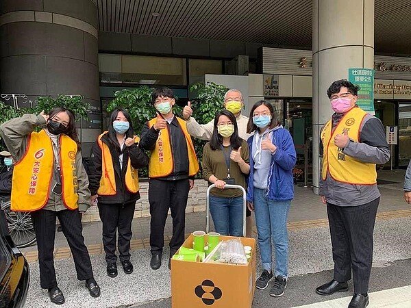 陳峙穎里長感謝醫護團隊。圖/取自「陳峙穎 幸福華興」臉書