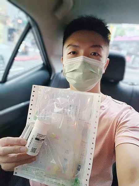 陳峙穎里長協助送藥給獨居老人。圖/取自「陳峙穎幸福華興」臉書