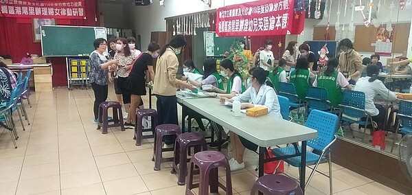 港尾里免費癌症篩檢活動。圖/取自「沈信宗」臉書