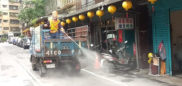 港尾里進行消毒作業。圖/取自「沈信宗」臉書