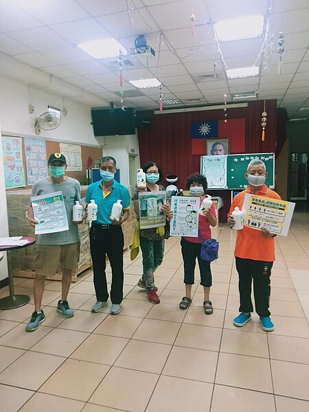 港尾里沈志謙里長發送洗手乳。圖/取自「沈信宗」臉書