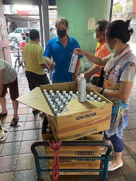 蘇琮貴里長發送抗菌液。圖／取自「蘇琮貴」臉書

