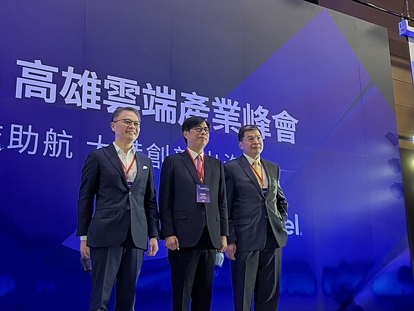 市府與亞馬遜網路服務(Amazon Web Services,AWS)、國泰金控共同啟動「高雄國泰金-AWS 國際金融創新中心(KACIFIC)」計畫。左起至右為AWS 台灣暨香港總經理王定愷、高雄市長陳其邁、國泰金控總經理李長庚。記者林巧璉/攝影