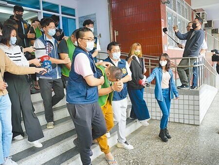 新北市淡水有詐騙集團涉嫌透過網路刊登高薪工作的廣告，將求職者騙來應徵後以暴力控制，共有26人被關在淡水新市鎮一棟社區大樓內，主嫌等人被警方移送。（黃敬文攝）