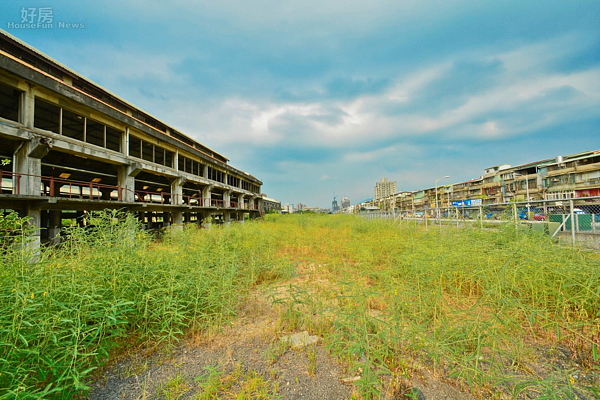 臺鐵南港調車場,昆陽街112巷8號,近市民大道七段,國有空地,國有綠地,漆彈場。(好房News記者 陳韋帆/攝影)