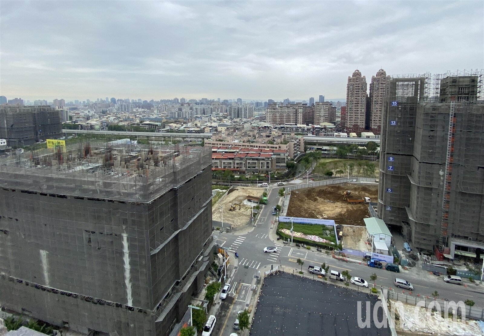 台中北屯機捷總站周邊近年建案如雨後春筍般拔地而起,推案量大,如同進到大型工地一般。記者趙容萱/攝影