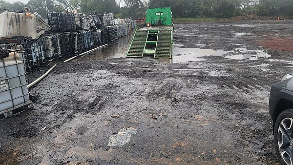 桃園新屋笨港里港昇路的農地，地上堆滿瀝青與廢棄物，環保局獲報後要求限期改善，將開罰。圖／市議員陳睿生提供