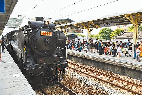 繼前年首度邀來「蒸汽火車之王」DT668國王號南巡，台南市政府配合隆田文化資產教育園區開園，今年再次力邀DT668國王號於12日從保安開到後壁。（台南市政府提供／張毓翎台南傳真）