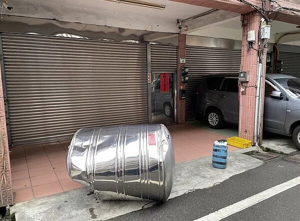 桃園市桃園區李姓男子換下自家舊鐵皮水塔,不慎讓大風吹落,砸到路過車輛,所幸並未有人受傷。記者楊湛華/翻攝
