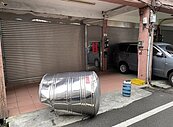 桃園鐵皮水塔「從天而降」砸車嚇壞男駕駛　原因曝