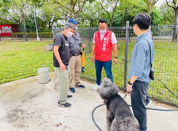 台中市議員楊正中、市議員候選人楊大鋐會勘將啟用的西屯寵物公園。圖／楊正中辦公室提供