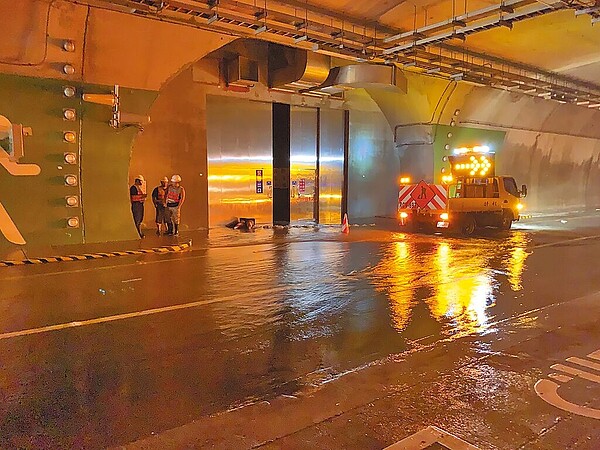 連日大雨,蘇花改重要路段「中仁隧道」湧水量暴增,隧道現無照明、路面出現積水,提醒駕駛人行經務必減速通過。(公路總局提供/王志偉花蓮傳真)