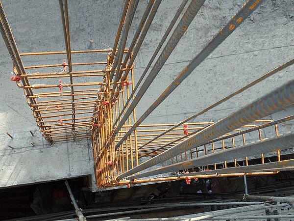 牆鋼筋轉角完全封閉圍束，大幅提升耐震韌性及防裂防漏水性能。