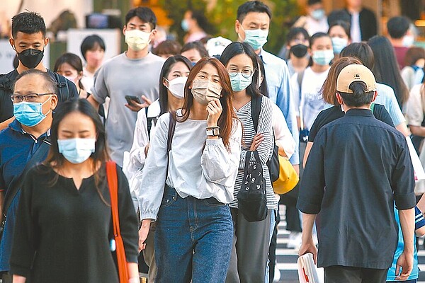 旅遊業認為，現在只剩下少數國家有隔離政策，其中包含台灣，意味著國外旅客來台旅遊若確診就有要被隔離的風險，將大幅降低旅客來台意願。圖為民眾戴口罩出門。中時報系資料照