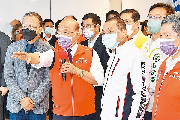 行政院長蘇貞昌與新北市長侯友宜昨日一同視察兒童未來館基地。(行政院提供/王揚傑新北傳真)