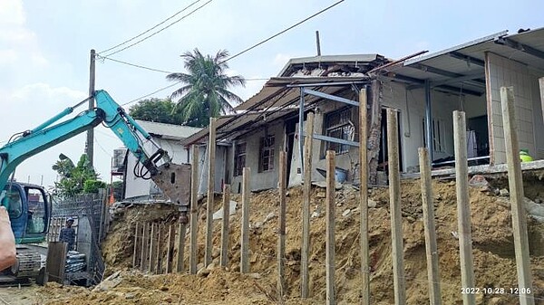 永康區大灣交流道南下往復興路路口增設右轉車道工程因為施工不慎，造成鄰近的2戶房子嚴重損壞。圖／台南市政府提供