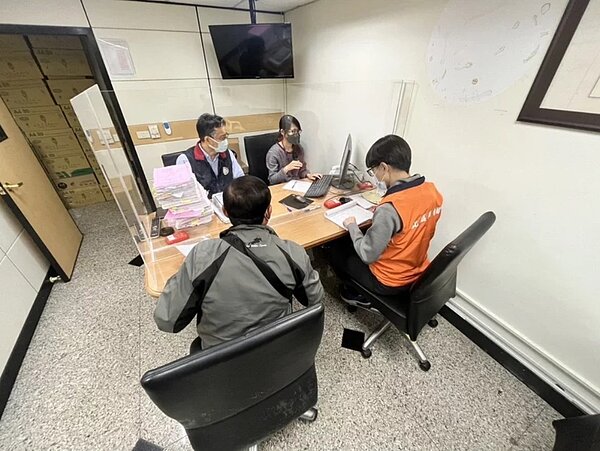 宋姓男子(灰衣)開建設公司賺進上億財產,但因爲拒繳2千萬餘元欠稅,至今管收在監所。圖/聯合報