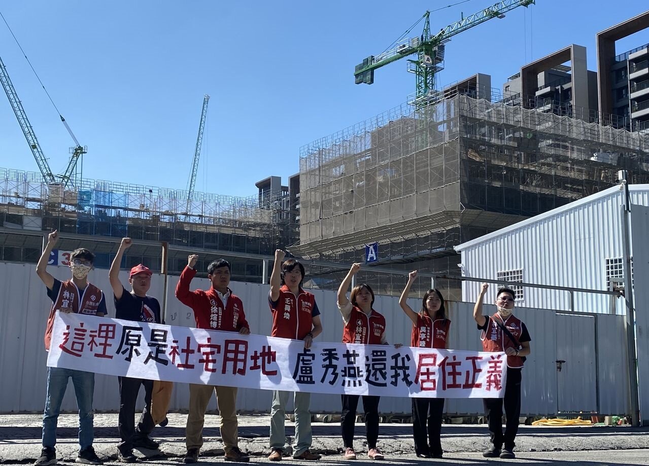 台灣基進中彰投黨部今與3名市議員候選人在北屯一建案門口拉白布條抗議,中市府回應,「並非事實」,呼籲外界不要為了選戰破壞台中印象,非市民樂見。記者趙容萱/攝影