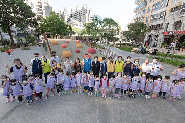 和平公園14年來首次大改造完成!為提供孩子們快樂成長、長輩們安心散步聊天的休閒場域,新竹市政府去年10月啟動和平公園改造工程,於今(3)日正式啟用。圖/新竹市府提供