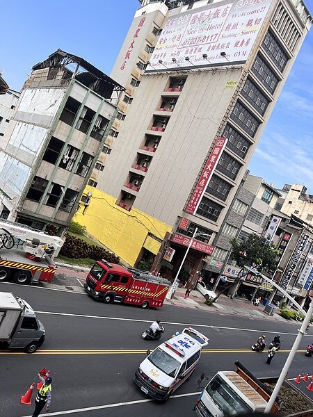 高市三民區建國二路一棟大樓今天下午傳婦人墜樓意外,已送醫搶救。圖/讀者提供