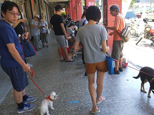 黎孝里公費施打寵物狂犬病疫苗。圖／取自「臺北市鄰里服務網」