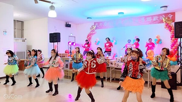 中華里虎年慶元宵暨環保宣導晚會，邱里長邀請里民一起同樂。圖／取自「中華里-是我們快樂的家」臉書社團


