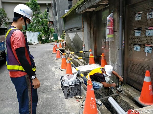 邱里長安排水溝蓋更換及路面平整工程，確保里民出入平安。圖／取自「中華里-是我們快樂的家」臉書社團

