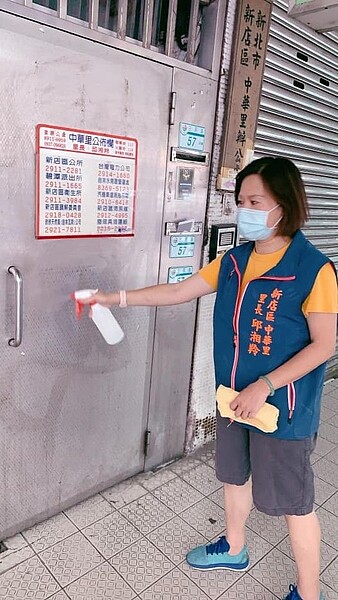 邱里長動員鄰長、志工進行大清消，共體時艱ㄧ起渡過疫情。圖／取自「中華里-是我們快樂的家」臉書社團

