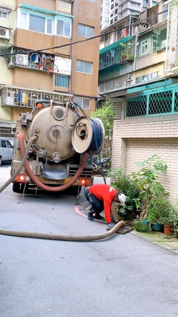 中華里進行水溝清理工程。圖／取自「中華里-是我們快樂的家」臉書社團

