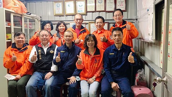 中華里守望相助隊接受市警局防治科慰勤，進行意見交流。圖／取自「中華里-是我們快樂的家」臉書社團

