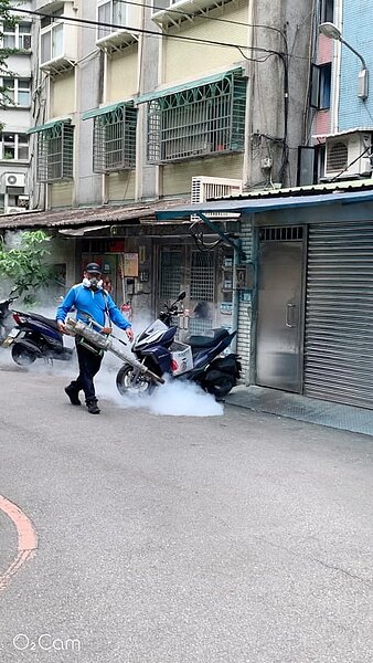 為預防夏日病媒蚊傳播，邱湘羚里長定期安排里區清消作業。圖／取自「中華里-是我們快樂的家」臉書社團

